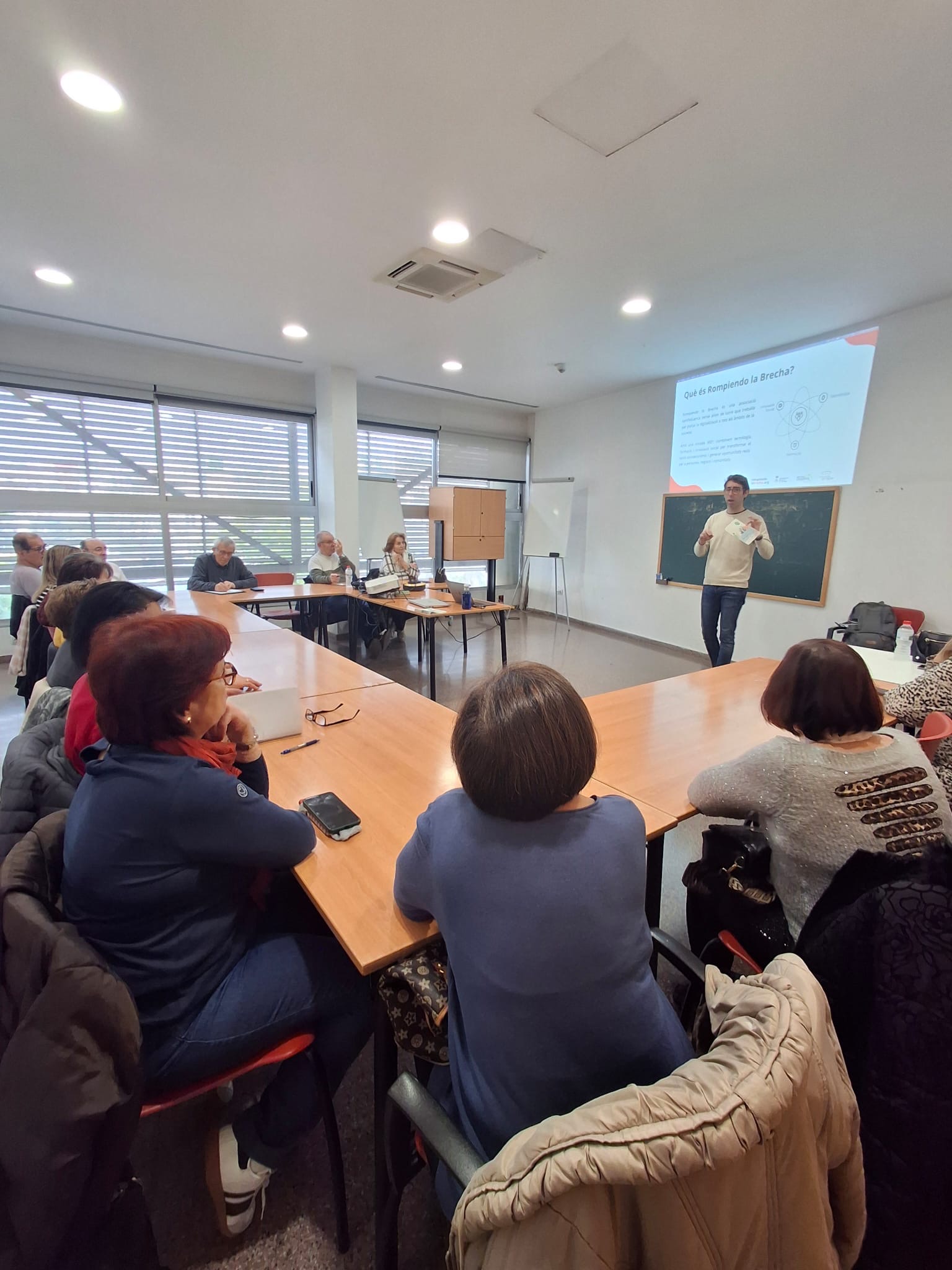 El formador introduint el taller de salut digital i l'associació